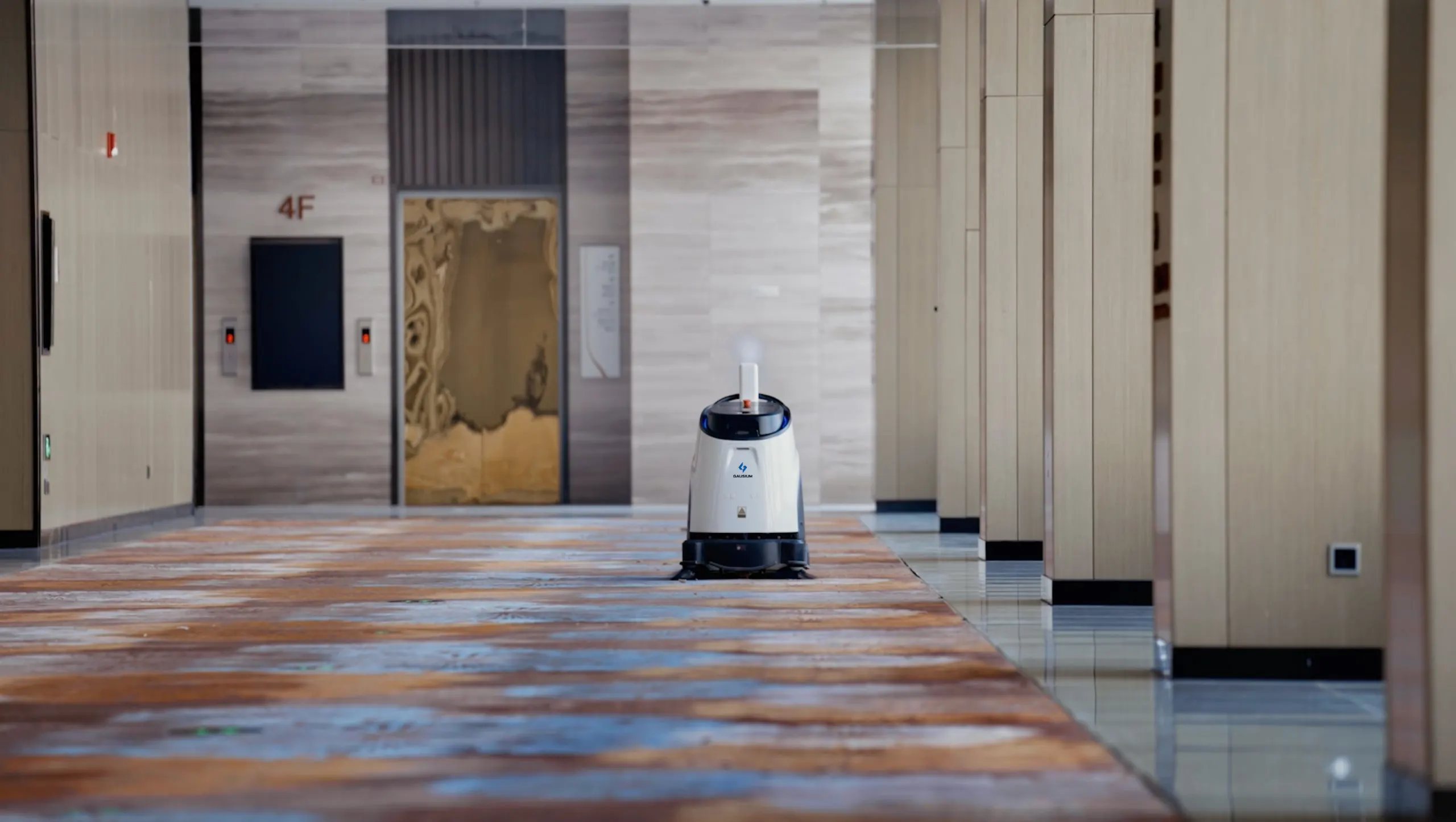 Gausium Vacuum 40 a Carpet Hallway