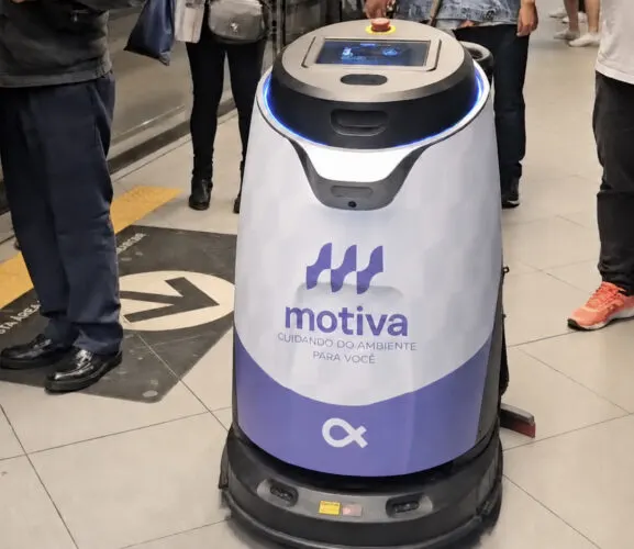Da 3,5 ore a 40 minuti: il robot per la pulizia che attira l’attenzione nella metro di São Paulo