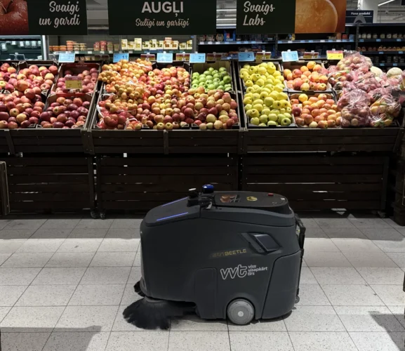 Colleghi instancabili: oltre 90 robot Gausium al lavoro nei centri commerciali, uffici e fabbriche della Lettonia