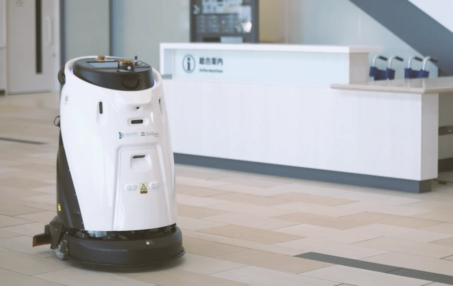 Gausium Rubinetto automatico per pavimenti 50 nella hall dell'ospedale